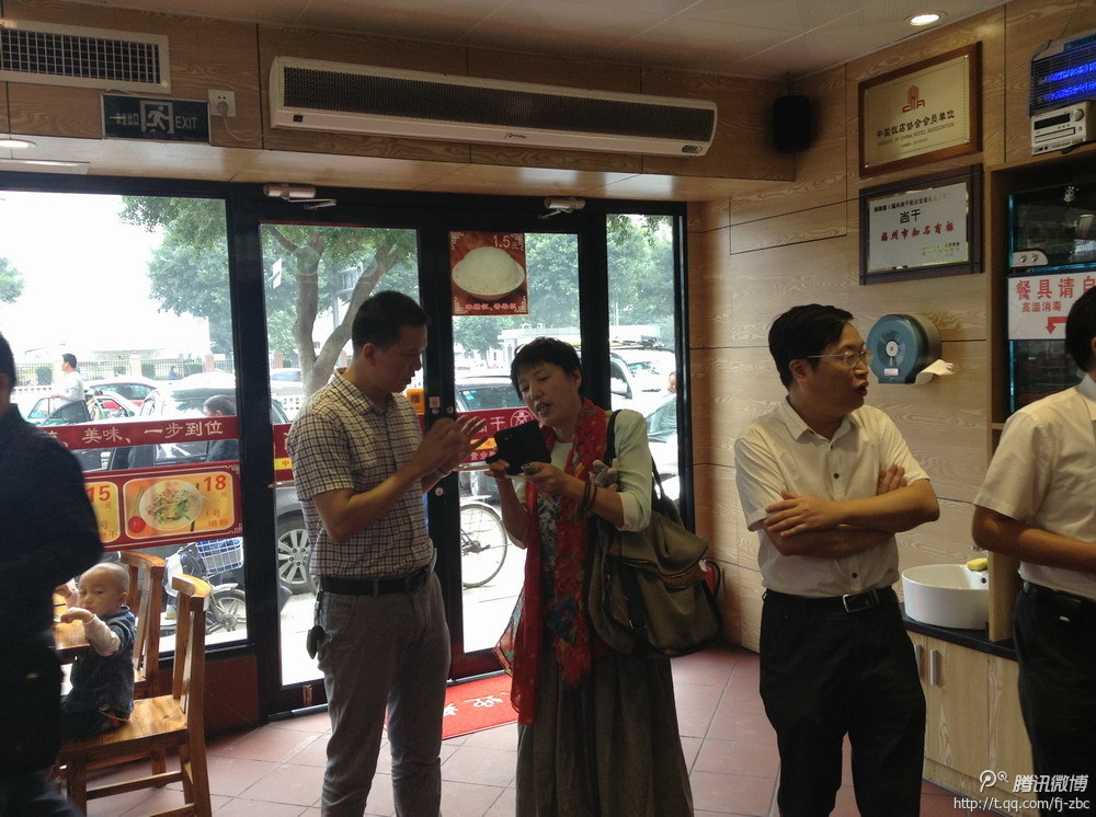 中共福州市委組織部副部長郭榮貴、臺江區(qū)委組織部部長陳高英陪同下蒞臨福州尚干餐飲管理公司寶龍店調(diào)研